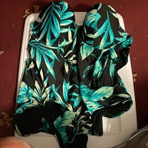 NWOT .Tropical Leaf Print Swimsuit 🩱